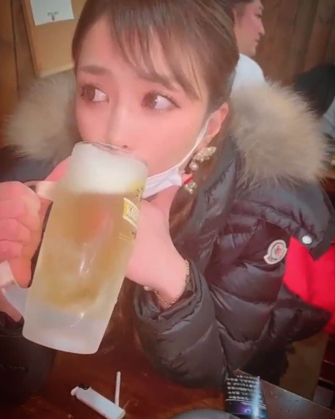 黒木あやのインスタグラム：「ビールは本当は好きじゃない🎅笑 . . . . . 最近色んな人に遭遇するよん . めちゃくちゃテンションの高い タクシーの運転手さん . 道端でお金を配りまくる人 . めちゃくちゃ酒乱な人 . . 刺激的な毎日。 うん、いいかも🎅 . . . . . .  . #愛知 #名古屋 #錦 #水商売#bar #ラウンジ#黒木あや#followme#愛犬#frenchbulldog#犬好きな人と繋がりたい #ドレス #カラコン#フレブル #すすきの#中洲#北新地#ミナミ#大阪#銀座#六本木#歌舞伎町」