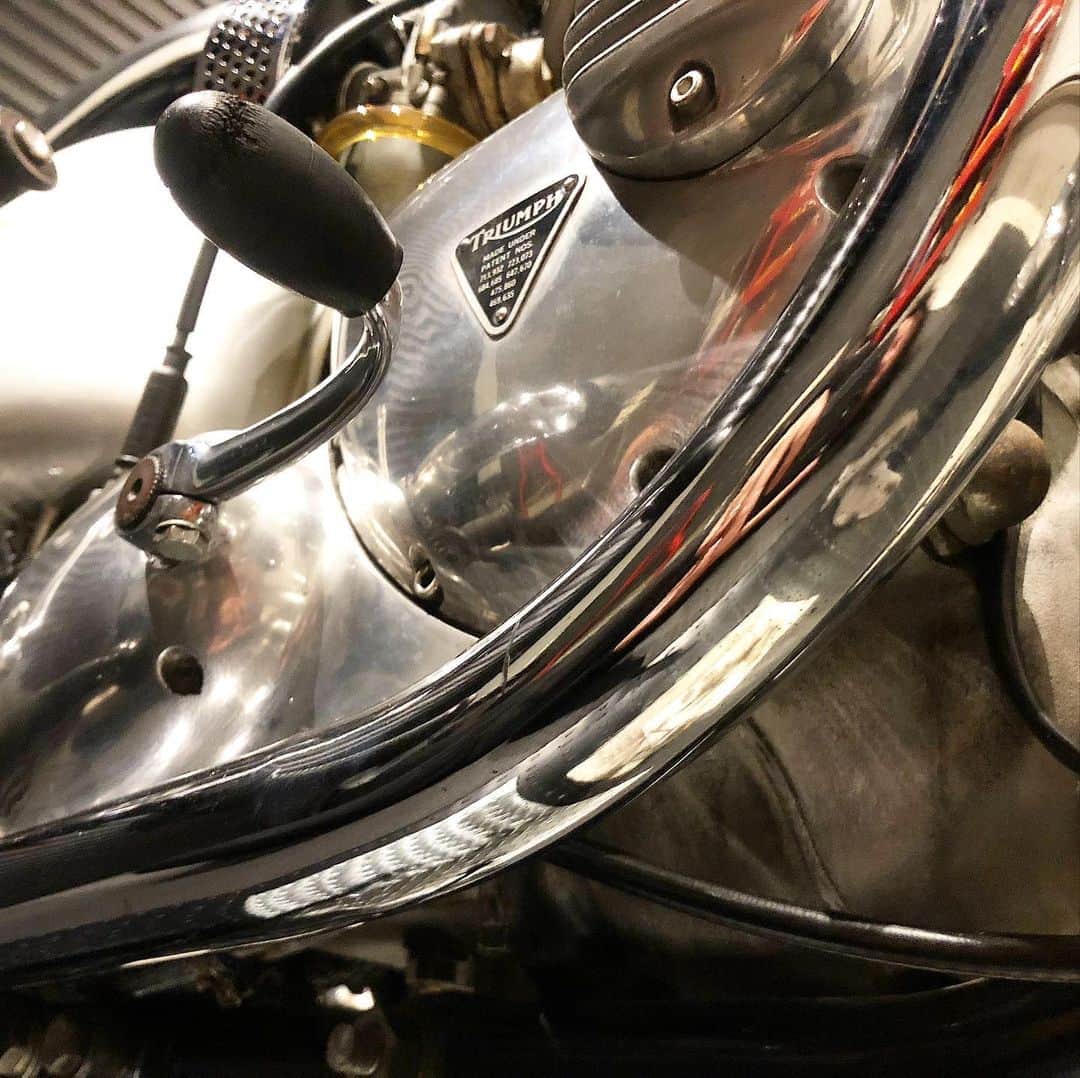 KIYOさんのインスタグラム写真 - (KIYOInstagram)「たまには下に潜って点検するよ。 #triumph #t120 #bonneville #bonnie #britbike #britishmotorcycles #classicmotorcycles #lewisleathers #madeinengland #rockers  #caferacer #tonupboys #triumphmotorcycles #vintagetriumph #manga #japanesecomic #fashion #バイクメーン #ボニー #トライアンフ #ボンネビル #ロッカーズ #カフェレーサー #ルイスレザー #ビンテージトライアンフ #ガレージライフ」1月16日 21時19分 - kiriko009