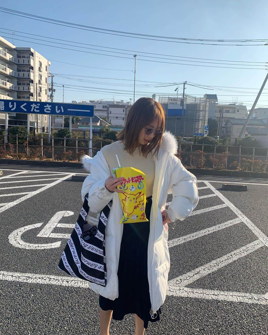 塚本美玲のインスタグラム：「安全運転心がけます👮‍♀️﻿ ﻿ ﻿ 紫外線強かったからレンズ濃くなった😎☀️」