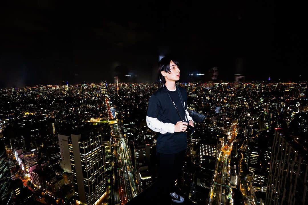 朝田淳弥のインスタグラム：「📸×🌃 早くカメラ持って出掛けたいですね。  #メインカメラは年末に故障 #絶賛修理中」