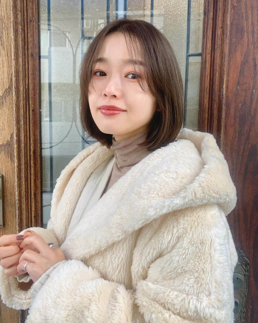 猪鼻ちひろのインスタグラム：「髪切って良かったこと✌︎ 1、ドライヤー時間がめちゃ早い(乾かす時間ってイヤだ) 2、常にサラサラで指通りがいい(気分が上がる) 3、甘い服装とも相性がいい(お洒落な感じ出せそう) 4、とっても気分転換になった(運気上がりそう) 5、意外にも結べるからすごく楽ちん(イメージ変えやすい)  この写真で気になること✌︎ 1、タートルネックの折り返しミス(あるある) 本当はロンT着て行きたかったのに防寒を優先した日… 2、次回はちゃんとアイメイクしたい(勝手にして) (しかしアイシャドウの力ってすごいと気付いた) #ちひろの美容 #そういえば写真もあったんだシリーズ #ノンフィルター #髪色こんな感じです」