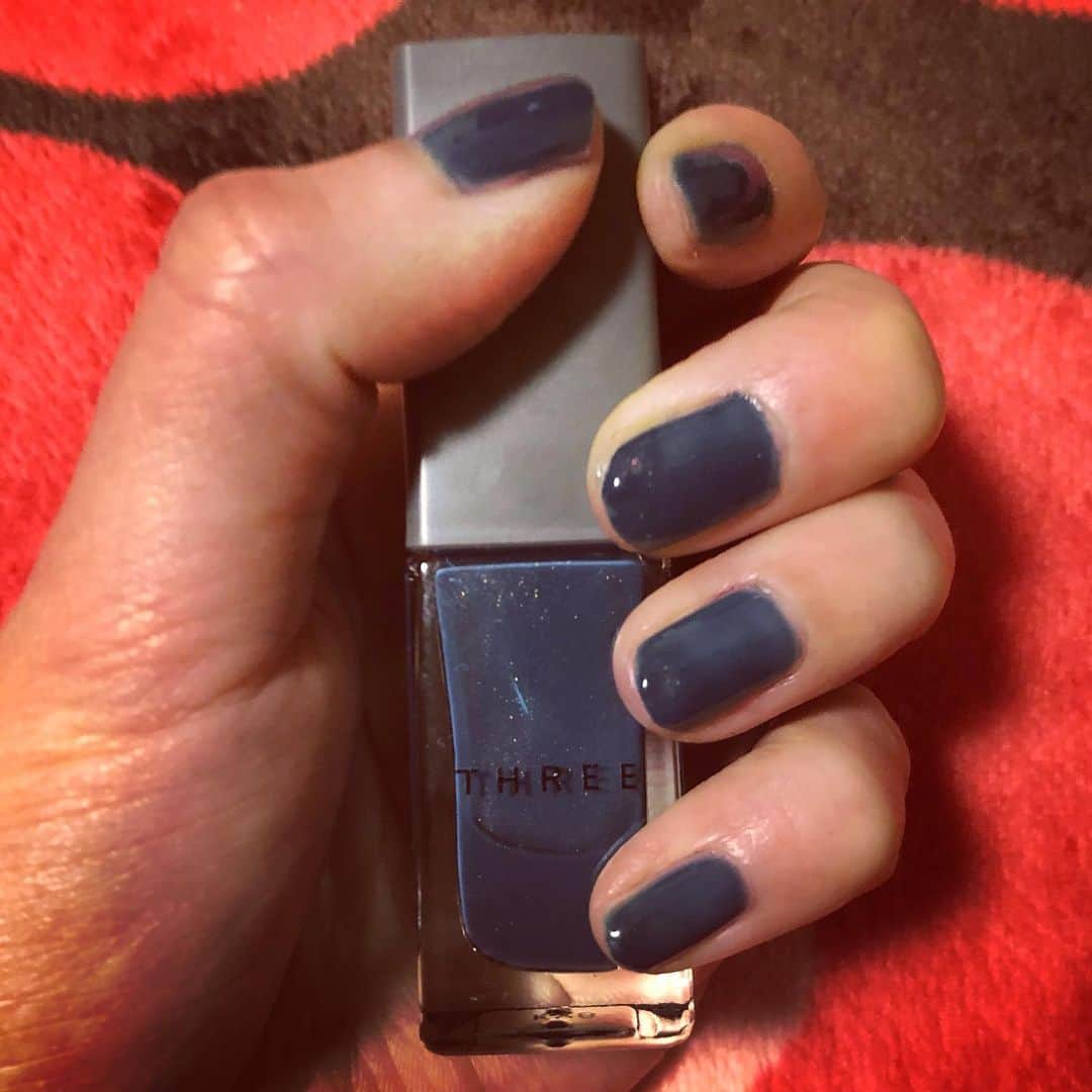 Megu さんのインスタグラム写真 - (Megu Instagram)「深海のように深いブルー。透け感もあって重くなりすぎないカラーが魅力的💙細かいラメが光に反射してかっこいい💙💙💙#three」1月16日 21時20分 - megu_negicco