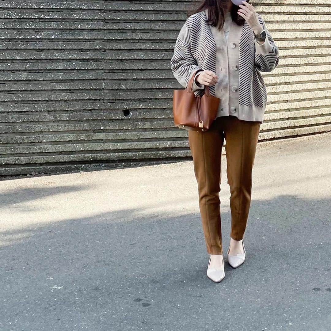 htrkmkのインスタグラム：「╭☞文字入り画像の詳細はswipe╭☞  履き心地がめっちゃ良すぎて もはや何も履いてないみたい！なZARAレギンス🩳 すっごいお気に入りなんだけど 今見たら60%offな上に、全サイズ揃ってたのが悲しい…  コーデやアイテム詳細は @htrkmk プロフ欄リンクのブログにて✎☡ (ZARA製品の型番、ページなどもブログに記載あります) ✁┈┈┈┈┈┈┈┈┈┈┈┈┈┈┈┈  UNIQLOやGU ZARAなどの プチプラアイテムを使った きれいめカジュアルコーデ  トップスはSかM ボトムスはLかそれ以上、と 腰の骨盤が横に広くおお尻も大きい 極端なほどの洋梨体型ですが それでも細見えするように工夫してます  ✧キレイめプチプラコーデ: @htrkmk  ✧美容や共働き夫婦のライフスタイル: @htrkmk_lifestyle   ✁┈┈┈┈┈┈┈┈┈┈┈┈┈┈┈┈  #ZARA #ザラジョ  #ザラジョコーデ #大人カジュアル #シンプルコーデ #プチプラ高見えコーデ  #プチプラコーデ #着回しコーディネート  #通勤コーデ  #綺麗めコーデ  #綺麗めカジュアル  #シンプルコーディネート  #骨格ウェーブ  #高身長コーデ」