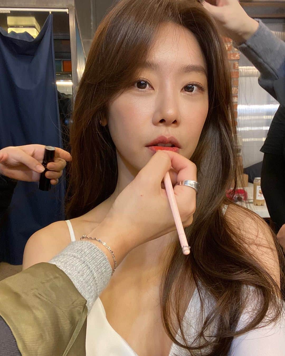 ソジン のインスタグラム：「요즘 행복이 넘치는 현장이 계속 되니, 즐겁고 감사함이 가득입니다🐱 '오늘도 헤메스완벽' #닥터시드 #닥터시드지면촬영」