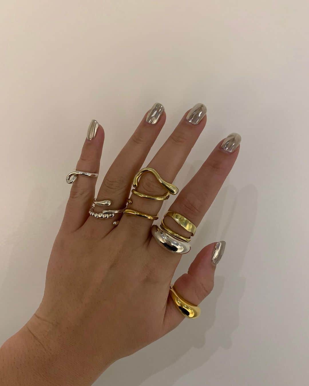 山崎まきこのインスタグラム：「#nails 🤍 久々にやったらハマってしまいそう。 @katsura_mu」