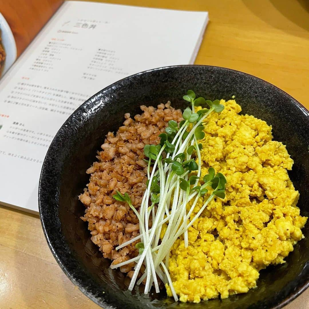 永井葉月さんのインスタグラム写真 - (永井葉月Instagram)「. . Hazu'kitchen👩‍🍳✨with Mom  〜三色丼〜 　　　　　　　　　Soy meat & tofu . . そぼろの部分は大豆ミートで 卵の部分は木綿豆腐で作りました✨ お母さんがほぼやってくれたけど 美味しい三色丼になりました😚 緑は絹さやだけどなかったので カイワレで代用しました🌱✨ ヘルシーで美味しいレシピ @veganrecipes_vcook に載っている @vegan_suzu ちゃんの オススメレシピだったので 作ってみたよ😘 . @satomi715 さんのレシピ 使わせていただきました‼︎ とても美味しかったです✨ ごちそうさまでした♪  皆さんも作ってみてはどうですか？👩‍🍳🌱 . . #vcook #vegan #veganfood  #veganrecipes #plantbased  #ヴィーガンレシピ #ヴィーガン  #三色丼  #大豆ミート #豆腐レシピ  #ヘルシーレシピ #幸せごはん」1月16日 21時29分 - hazuki815hazuki