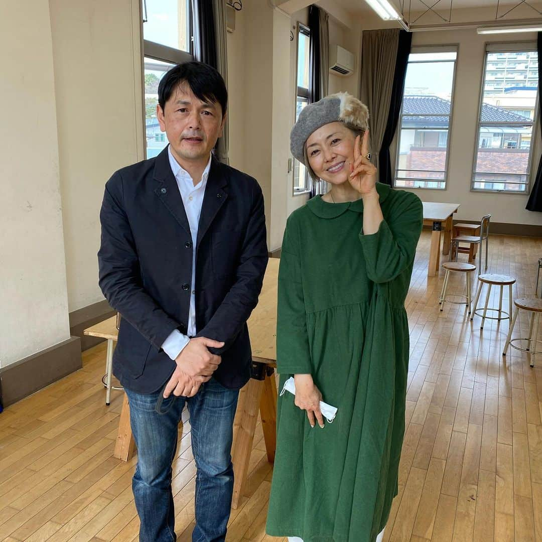 熊谷真実さんのインスタグラム写真 - (熊谷真実Instagram)「鴨江アートセンターで、トリイソースさんのジンジャーシロップの講習会でした。  トリイソースが好き。 それまで私の中でそれほど脚光を浴びた事がない、おソース。  トリイソースに出会って、え！ソースってこんなに美味しかったの！と。  それでトリイさんのところのジンジャーシロップならさぞかし美味しいのだろうと、行ってきました。  す、すごい。  瓶の三分のニが生姜。丸ごと。 カタカナの表示なし。笑  辛い。 美味しい。 甘みが残らない。  どおりで美味しいわけだ。  というわけで、トリイソースさんのジンジャーシロップ。  今年は辛いよ。  ２枚目の写真はトリイ社長様。  社長自ら丁寧な説明をありがとうございました😊 #熊谷真実#トリイソース#トリイソースのジンジャーシロップ #鴨江アートセンター#ジンジャーシロップレシピ #ジンジャーシロップ大好き」1月16日 21時29分 - mami_kumagai310