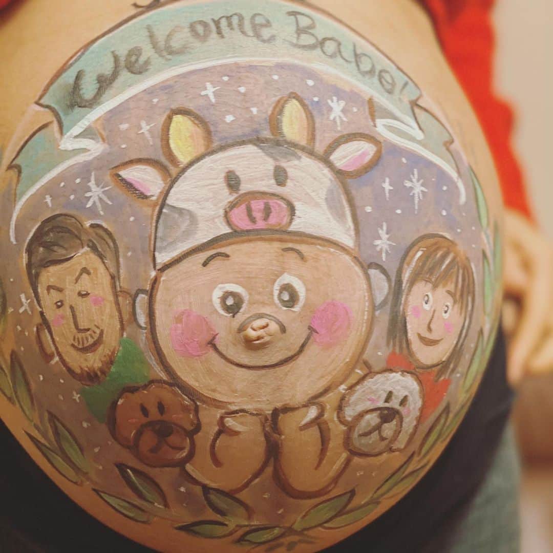 小泉里子のインスタグラム：「デベソになったへそがちょうど赤ちゃんの鼻に(笑 そこが、笑うと出たり入ったりして、も〜爆笑🤣 ペイント中は赤ちゃんもくすぐったいみたいで、動きまくりだったし、最後は旦那さんにも一筆入れてもらって 楽しい思い出ができた。  はぁ〜待ち遠しいな♡  ありがと〜妹よ @vivanaokoizumi   #マタニティペイント」