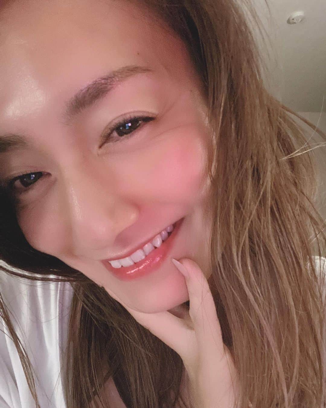 仁科仁美のインスタグラム：「お風呂上がりからのお酒を飲んで、子供と寝ます♫おやすみなさい♡ 皆さんも、笑顔の毎日を♡」