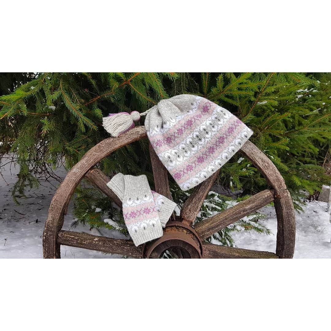 ティネスのインスタグラム：「Don't freeze! 🥶❄☃️ We have gorgeous two layer hats with matching fingerless mittens.  The hats are very warm and cute. Choose from several designs and order your favorite one! They're ready to ship!  WWW.TINES.LV WORLDWIDE SHIPPING」