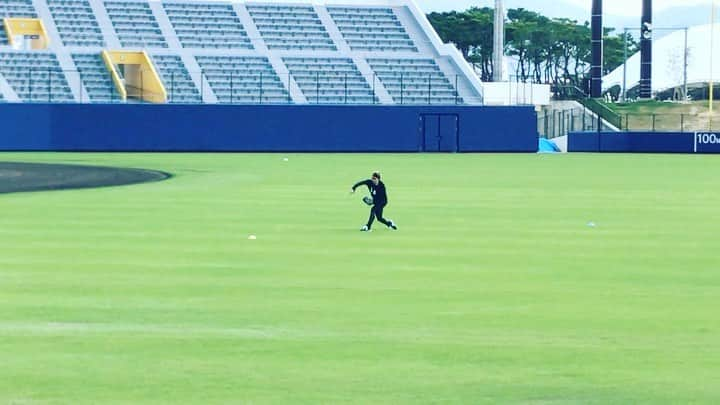 金子千尋のインスタグラム：「(っ'-')╮ =͟͟͞͞⚾️ ． ボール投げてみました⚾️ 昨日か一昨日のボール投げです⚾️ あえて少し腕を下げて 体幹主導で 腕を振る、と言うよりは 腕が振られる、と言うイメージで投げてます⚾️ あくまでもイメージなので実際は、、、 ． 2個目の動画は(2球目)、 まぁちょうどダメな時のヤツです！  このタイミングで撮る撮影者よ(・Д・) ． #安いお宅 #ココロビフィット」