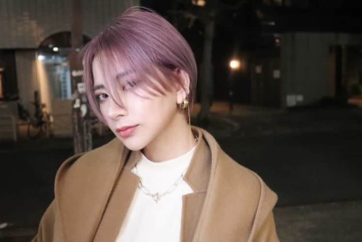 suzuka noseのインスタグラム：「--✄-- 地道に伸ばしてたのに、切っちゃった😗🖤 ショートのスタイリング練習しよっと。  年々、ハンサムな色気が欲しくなりますね。 お気に入りなので記念に投稿✌🏻  stylist @king140710   ショートにしたら付けようと思っていた パールのイヤカフ @dewlux ✔✔ 繊細な揺れが色っぽいでしょ😏😗  #風の時代 #myhair #ハンサムショート #ショートヘア」