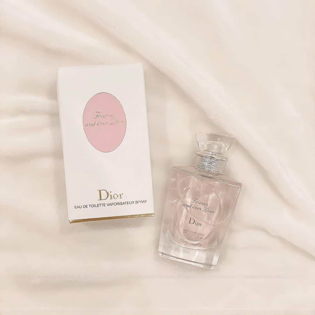 麻生果恩のインスタグラム：「よく頂く質問の香水紹介です🏷   perfume:Diorフォーエバーアンドエバー  フレッシュな香りが好みなのでドストライクの香りです. お花の香りがふんわりしてお気に入り」