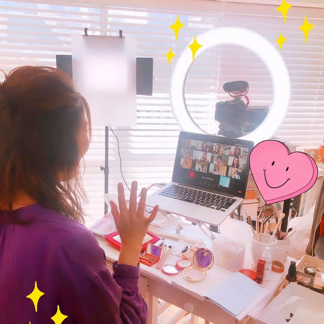 長井かおりさんのインスタグラム写真 - (長井かおりInstagram)「今日は昨年末開催した﻿ Make-up Party vol.8のプレゼント企画で、﻿ 抽選で選ばれたお客様へ﻿ オンラインメイクレッスンのプレゼントを﻿ いたしました💋‼️﻿ ﻿ たのしいたのしいたのしい土曜日💕🎉﻿ みなさん、ありがとうございました^_^﻿ ご応募頂いたたくさんのみなさんも、﻿ ありがとうございました🙏😭🙇‍♀️﻿ ﻿ 今年もいろんな機会を設けて、﻿ たくさんの皆さまにお会いできるように、﻿ (オンラインでも!)したいと思います✨👍﻿ ﻿ ﻿ #メイクアップレッスン　#メイクレッスン　#オンラインメイクレッスン　#長井かおりメイクレッスン　#メイク講座　#メイクアップパーティー　#makeupparty」1月16日 21時41分 - kaorimake