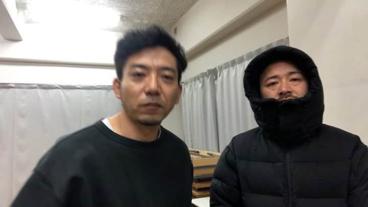 森慎太郎のインスタグラム：「今年もライブやります！ しかも月一でやります！ 全部じゃなくても一年のうちに一回は観てください！何月かは任せます！ #月一 #生配信 #どぶろっく  生配信『どぶろっく弾き語りライブ』  2021年1月28日(木)19:30～ (公演時間約60～70分) ※ライブハウス「渋谷ジージ」から無観客有料生配信  ツイキャス プレミア配信  「キャスマーケット」webページより登録→購入  料金2000円  【お問合せ】 渋谷ジージ http://www.gee-ge.net/  ※お子様のご視聴はお薦め致しません。 ※見逃し一週間視聴可能。」