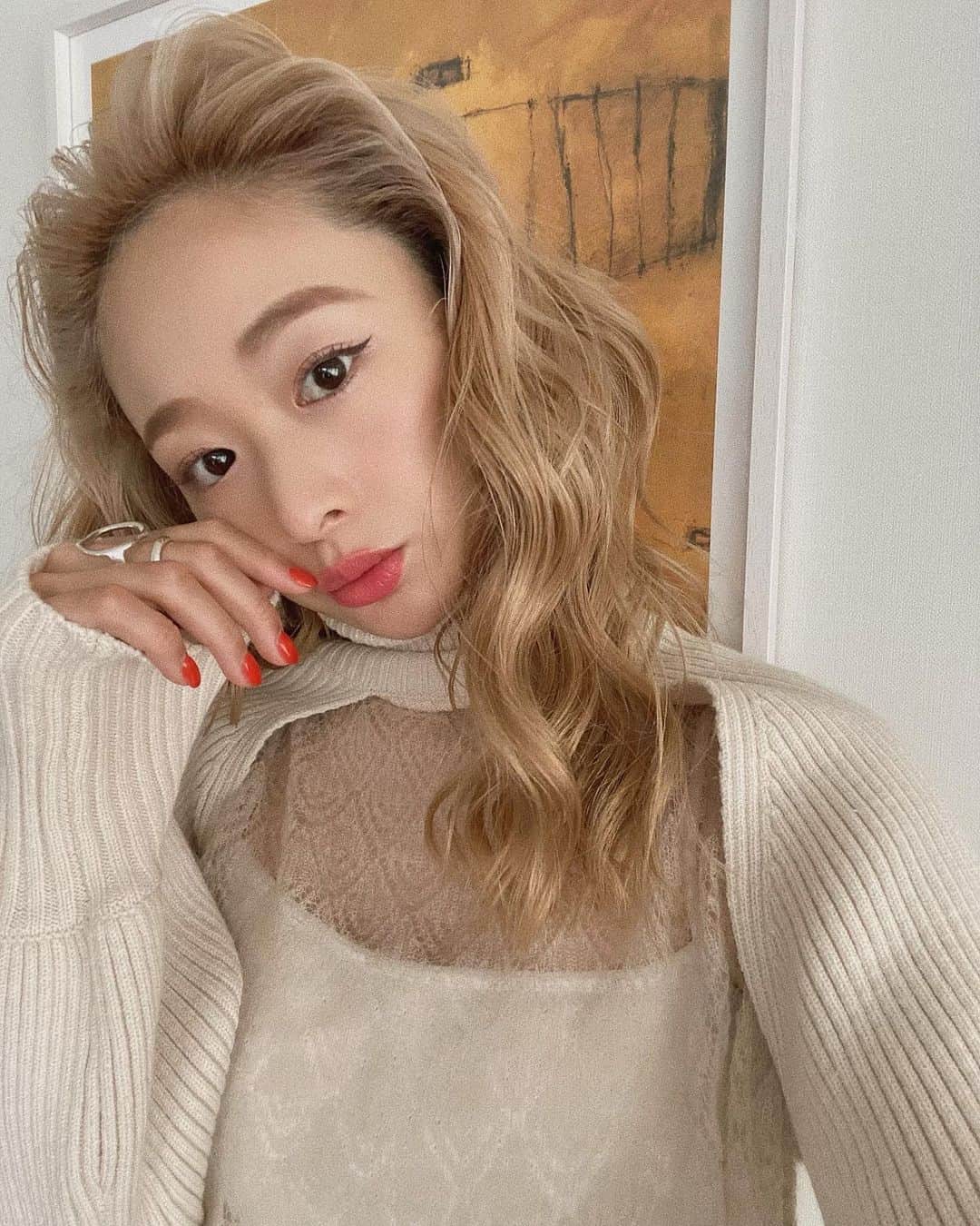 岩渕加恵さんのインスタグラム写真 岩渕加恵instagram L I O N 久しぶりのライオンヘア よき前髪の立ち方ですなぁ 髪色がいい感じすぎて記念にパシャリ 笑 その後お団子ヘアに 簡単でルーズなお団子でもキマってくれる 最高な髪色に感謝