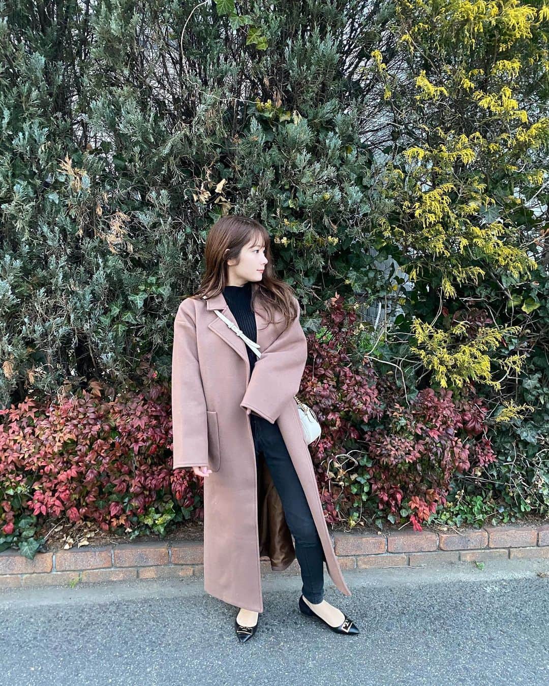 畠中清羅 のインスタグラム：「_  子供が居るとズボンが動きやすくて選びがち😂  毎日追いかけっこしてます🖐🏻🖐🏻  outer: @fitmore_official ❤︎  #fitmore #フィットモア   #ootd」
