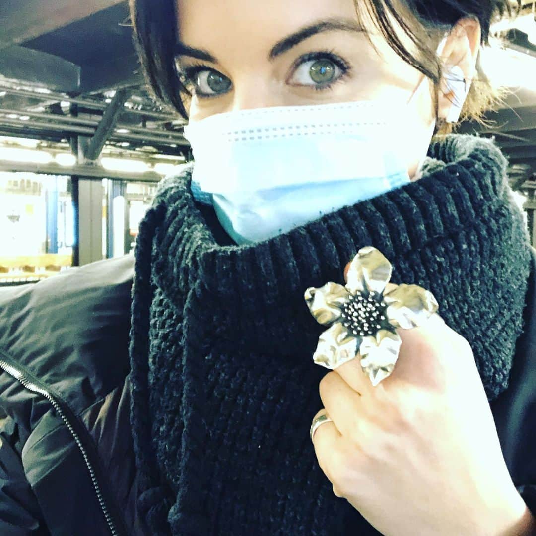 ジェイミー・アレクサンダーのインスタグラム：「Rockin my favorite ring. Bought this puppy in my most favorite place, Santa Fe, NM. ✨Can’t wait to go visit again sometime soon✨」