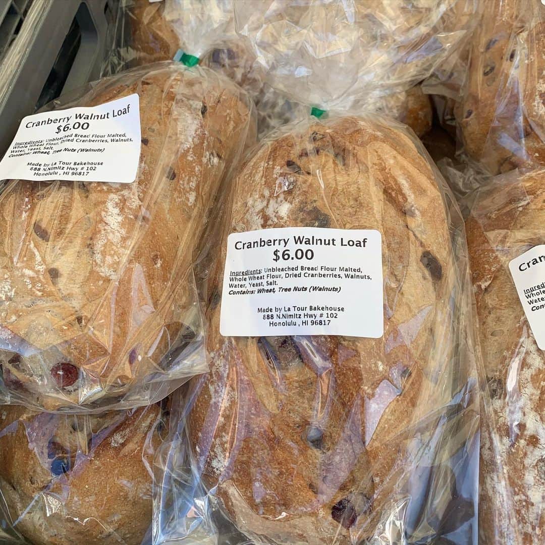 のインスタグラム：「私の大好きなCranberry Walnut Loaf @latourbakehouse  #kccfarmersmarket  #cranberrywalnutloaf  #ハワイ暮らし」