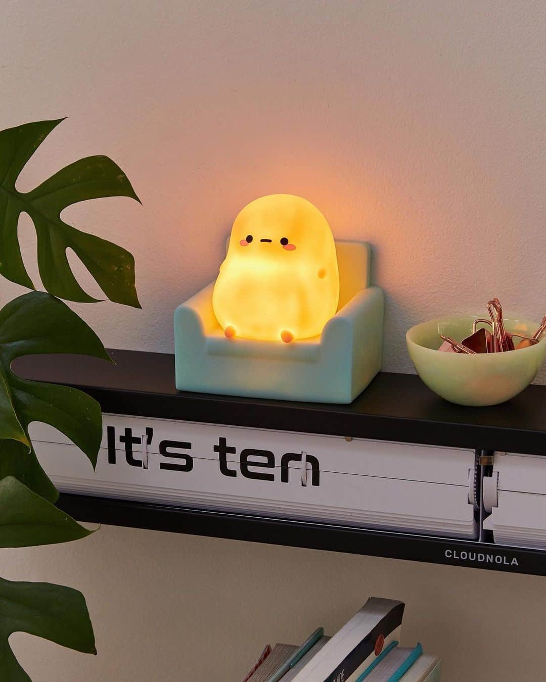 Urban Outfittersさんのインスタグラム写真 - (Urban OutfittersInstagram)「Meet your new (and adorable) nightlight pal: the Smoko Tayto Couch Potato. Tap to shop!」1月17日 7時12分 - urbanoutfitters