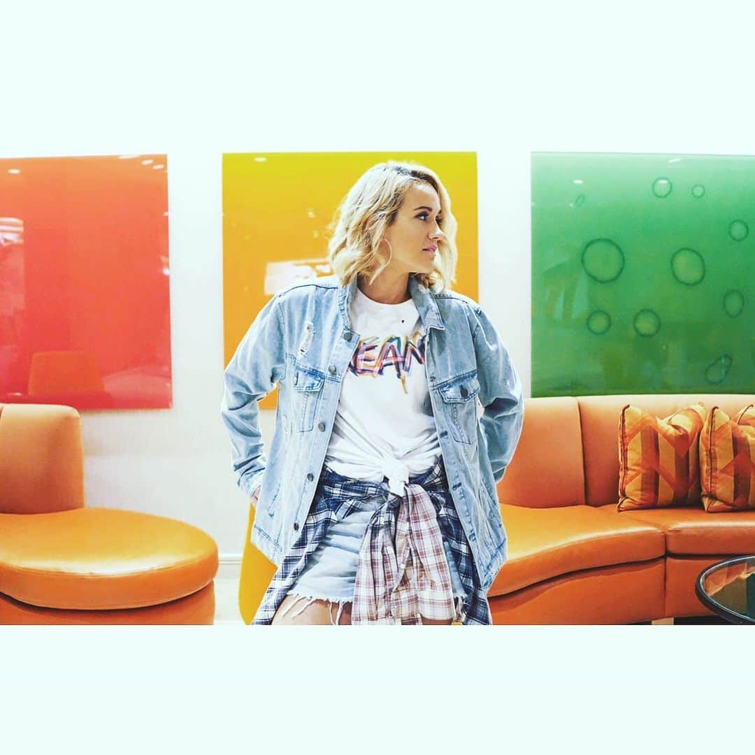 ブリット・ニコルのインスタグラム：「Friends!!! We love seeing you in your DREAMS TEE! Seriously, I can’t thank you enough for your support. Keep posting your pics and be sure to hashtag #thewoacollection so we can see you!! Love you all! ❤️💛💚」