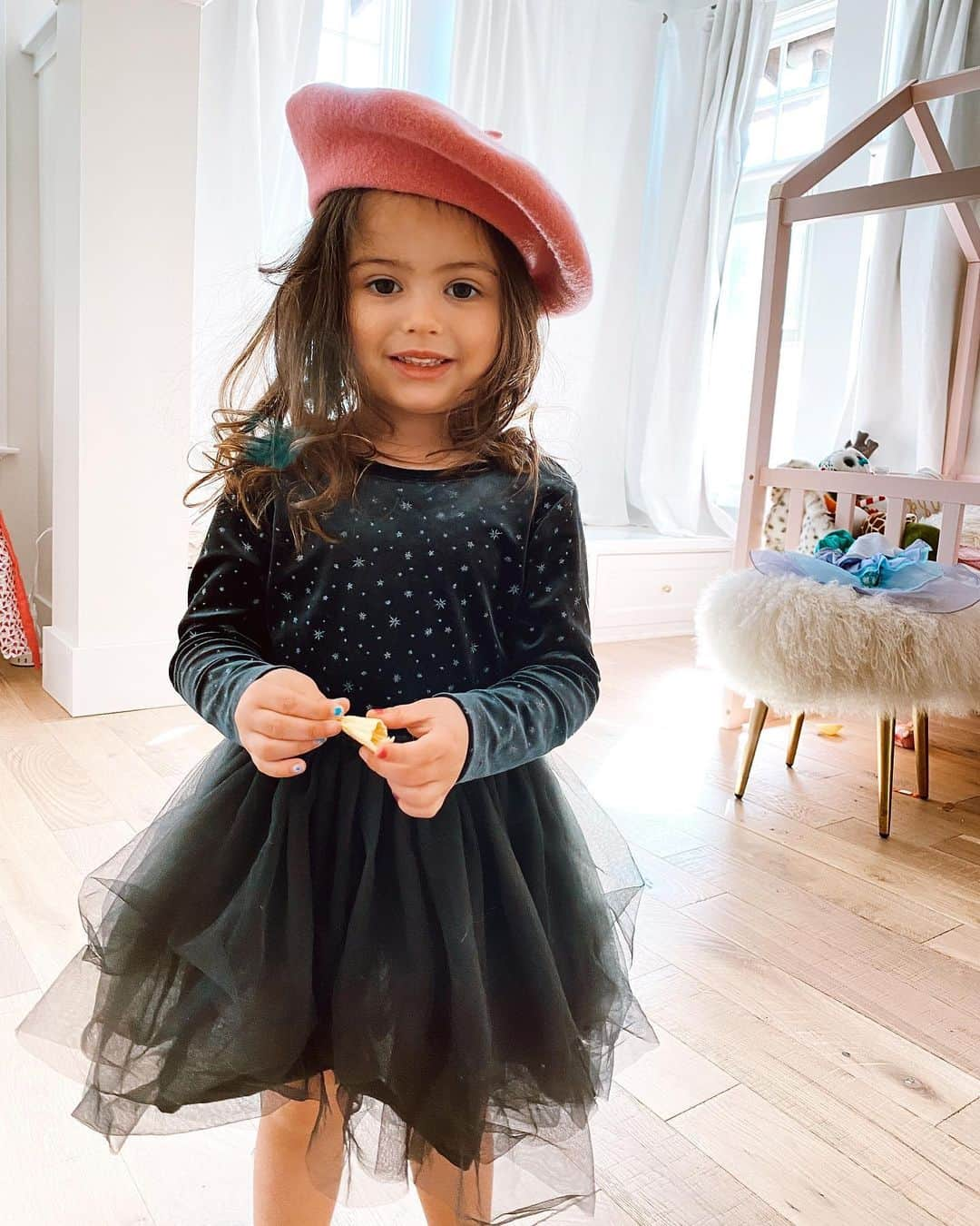 Sazan Hendrixさんのインスタグラム写真 - (Sazan HendrixInstagram)「The stylish adventures of Valentina 😁 Homegirl dresses herself now and spends most of her free time changing outfits about 5 times a day, but she’s definetly giving this beret and tutu dress a moment 🖤👩🏻‍🎨 #goteenygo #toddlerstyle #cutie」1月17日 7時38分 - sazan