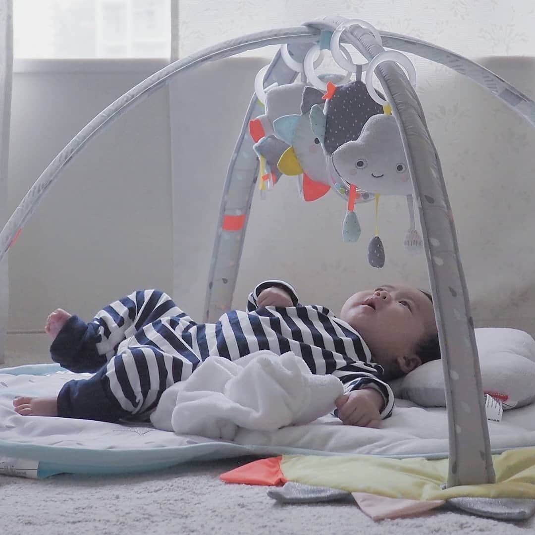 Skip Hopさんのインスタグラム写真 - (Skip HopInstagram)「Reach for the stars baby! ⭐ Our award-winning Silver Lining Cloud Activity Gym® is the perfect plush playspace for your little one!   📸: @hi_hollis  #awardwinner #nurserymadebetter #dreambig #babyplay #skiphop」1月17日 7時51分 - skiphop