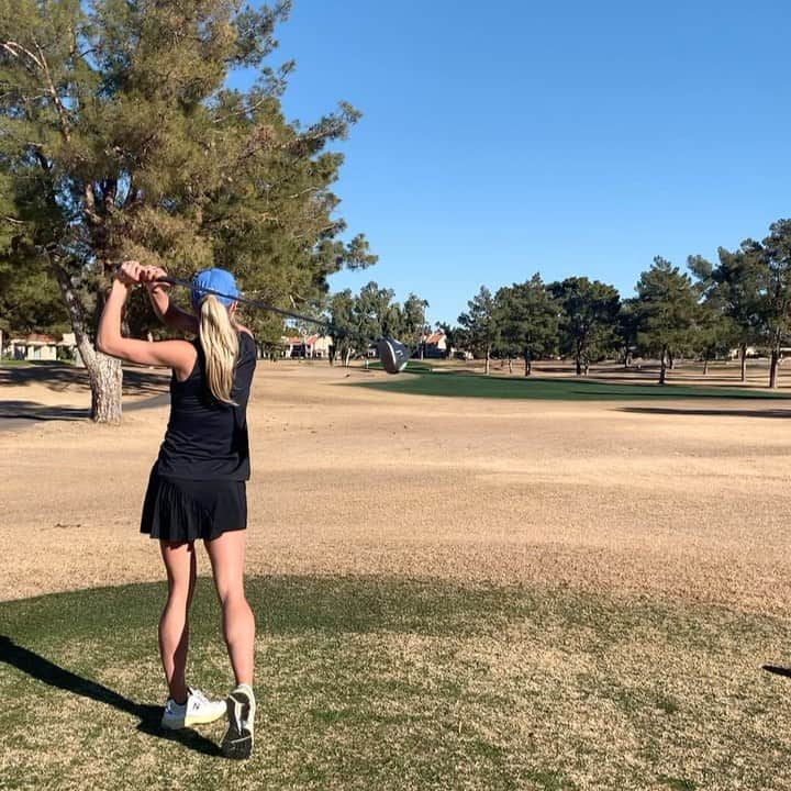 エマ・コバーンのインスタグラム：「I’m not a golfer....but I like to dress up and pretend. ⛳️ thank you mom and dad for coming to visit me in Arizona 🧡 and thank you mom for letting me borrow your outfit and your golf clubs (really I’m just in it for the carts and clothes). Shoes are @newbalance and def not golf shoes but that didn’t stop me from hitting this drive 170 yards 💪 #golf」