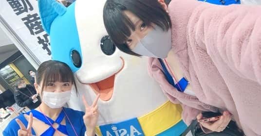 及川愛未のインスタグラム：「昨日はななちゃんのファンのからタリーズのドリンクチケット🎟をいただいて、好きなドリンクが飲めました🍵ありがとうございます😊😊  いつものファンの方からも癒される差し入れ🎁ひさびさ会えて嬉しかったな^o^ 資産運用EXPO 南1  Asiaのセミナー連日開催中🎙 ○バングラディシュ資産運用 ○沖縄民泊 のセミナーがテレコで毎時間あります！お時間がない方は資料も用意してるのでぜひお声掛けください^ ^ 今日も３人（笑）でがんばります😸🎀 #資産運用EXPO #Asia #レースクイーン #ラウンドガール #差し入れ #thanks #followme」