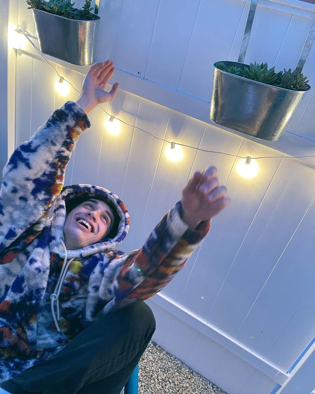 ジョーイ・ブラッグのインスタグラム：「I think I see the light at the end of this tunnel!」
