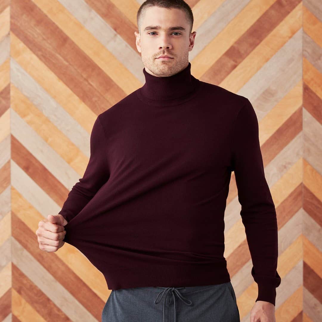 ペリーエリスのインスタグラム：「Layer up in classic basics this Winter. The Tech Turtleneck Sweater made with a hint of stretch to keep you comfortable on the go. #LifeReadySince1976」