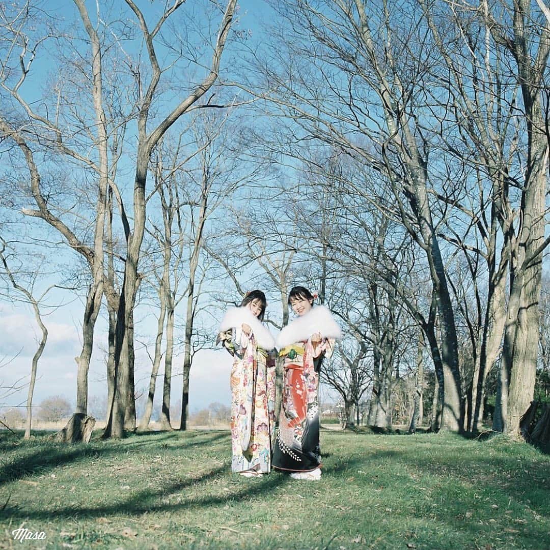 のインスタグラム：「. . . ▶︎▶︎▶︎ Swipe . 1 :  Hasselblad 500C/M 2： Contax RX . 昨日は、雨も降ってたので久しぶりにダラダラした休み。 朝から髪切りに行って、録画してた映画観て、ジムでみっちり２時間汗を流してきた。 ダラダラ言うてもまぁ動いてる方か😅 . 今日は天気も大丈夫そうやしドライブ🚗 滋賀の人ちょっとでも撮れそうなら連絡を📩 . . コメクロで🚪 . . 撮影日 : 2021年1月10日 . #まっセル #エビプリ #hasselblad #ハッセルブラッド#instagramjapan #igersjp #tokyocameraclub #team_jp_  #art_of_japan_ #photogenic_jp #GPW_members_only #good_portraits_world #film_jp #film #フィルム #film_com #filmcamera #filmphotography #portrait #ポートレート #photogram_archive #todays_blue_collection #team_jp_ #shiga #滋賀 #何気ない瞬間を残したい #jp_portrait部 #成人式 #振袖 #琵琶湖 #彦根」
