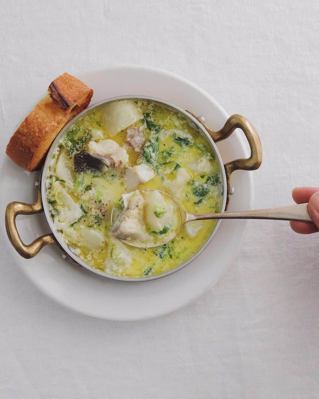 樋口正樹さんのインスタグラム写真 - (樋口正樹Instagram)「Soup & Bread . 朝食にスープとパン。 鱈とカブを具材にし、 アンチョビ、バター、 ニンニクで風味付け、 ミルクでささっと煮。 . . #朝スープ #ミルクスープ #スープ #スープダイエット#スープ生活 #soup #soupandbread #Ballarini」1月17日 8時18分 - higuccini