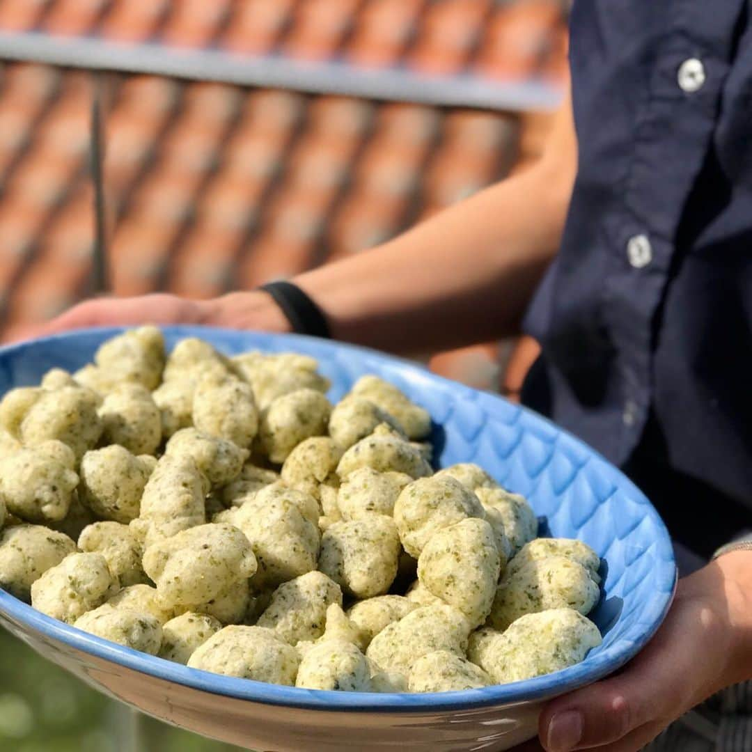 ポジリポのインスタグラム：「【ゼッポリーニ　Zeppolini】  外はカリッと中はもちもち、ピザ生地に海藻を混ぜて一口サイズに丸めて揚げたナポリの郷土料理 ・ ・ posillipoのゼッポリーニは沖縄で愛される食材アーサを入れたオリジナルレシピ。ほどよい塩気に磯の香りが広がり大人からお子様まで、やみつきに。 ビールやワインと楽しむのがイタリア流 ・ ・ もちろんアラカルトでご注文いただけますが、ランチをお召し上がりの方はこのゼッポリーニが食べ放題です （Lunch 11:30〜15:00LO） ・ ・ ・ #ポジリポ #ポジリポ沖縄 #沖縄ランチ #沖縄イタリアン #沖縄ピッツァ #沖縄パスタ #沖縄ワイン #沖縄グルメ #那覇空港 #沖縄旅行 #瀬長島 #ウミカジテラス #gotoイート #gotoイート沖縄  ・ ・ ・ ・ #posillipo #okinawa #okinawatrip #okinawaitalian #okinawasunset #okinawalunch #senagajima  #tomigusuku #foodlover #foodie #gotoeat ・ ・ ・ ・ #沖縄イタリアン #イタリア料理 #ゼッポリーニ #ナポリ料理」