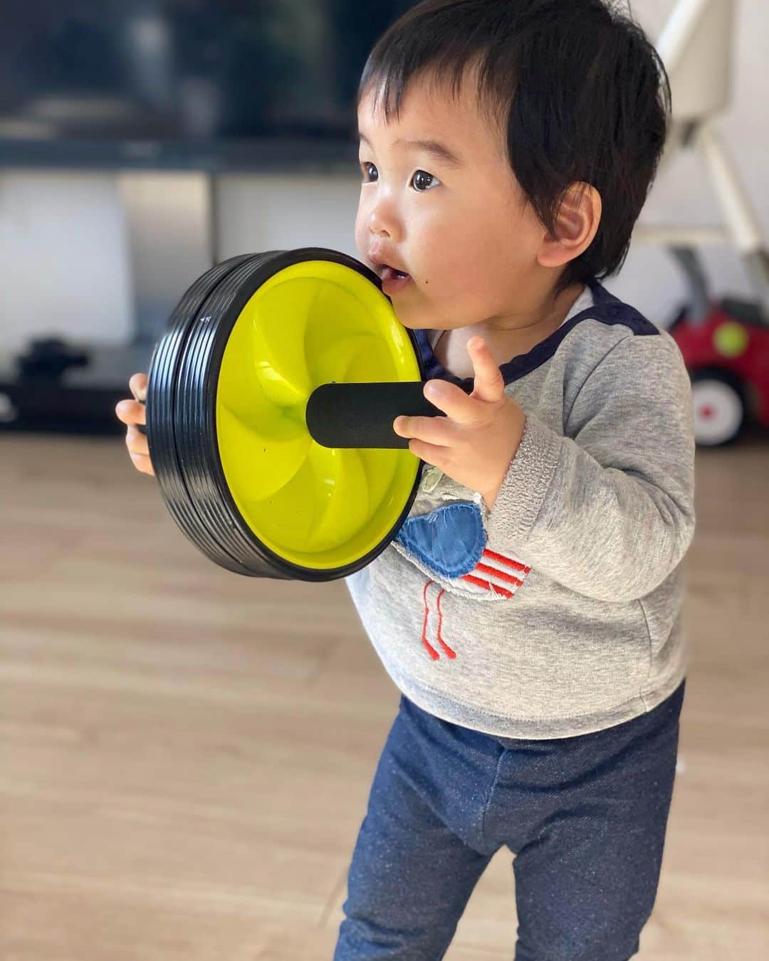 のインスタグラム：「旦那の筋トレグッズに﻿ 興味津々な人。﻿ ﻿ #息子 #1歳 #1歳育児﻿ #親バカ部 #1歳男の子  #赤ちゃんのいる生活 #赤ちゃんのいる暮らし」