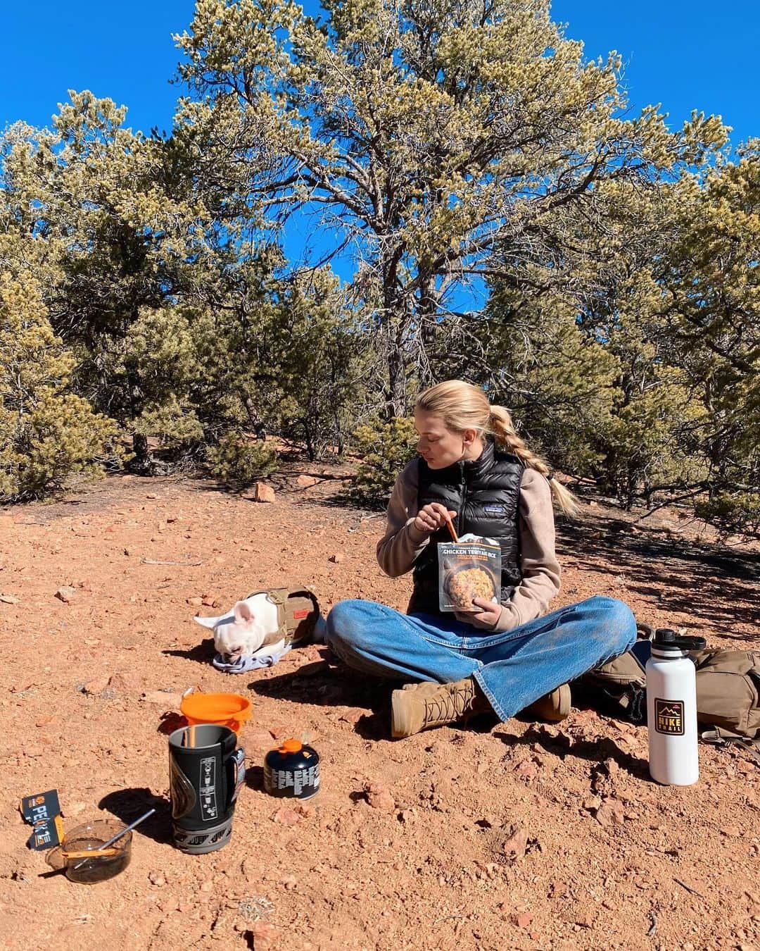 ブレッヒェ・ハイネンのインスタグラム：「🥾🍴📖 🐶」
