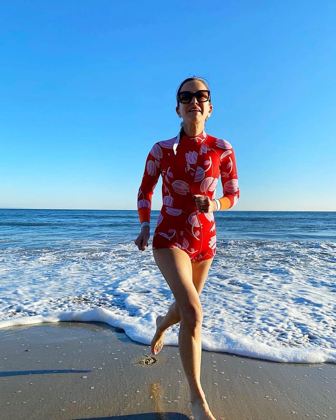 シンシア ローリーのインスタグラム：「Faking a Baywatch beach jog」