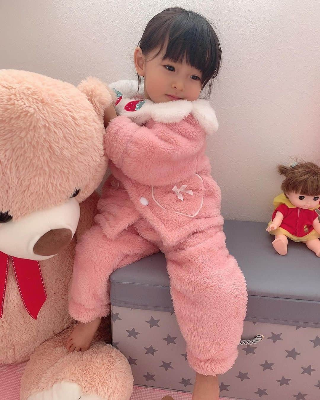 大知めぐみさんのインスタグラム写真 - (大知めぐみInstagram)「かわいい💕かわいい💕いちごパジャマ🍓 . 私が愛用している @lis_room.official さんの子供用パジャマが可愛すぎて、めさん大喜び😍💓 . モコモコ素材で、すごく暖かいし、ハートのポケットとか、ボタンもお花になってたり、本当に細かなところまで、かわいい💕 . 最後の動画と写真は、お年玉貰って嬉しいのと、パジャマかわいいかわいい言われて嬉しくて、回ってるところ😂💗 . 緊急事態宣言で、本当に家から出なくなったので、可愛いお洋服を着る機会もなくなり、めさんもお家でかわいいパジャマ着られて嬉しそうでした😊💓 . お揃いパジャマとか、お出かけ出来るようになったら、お揃い服も増やしたいなぁ😊💗 . #何かと大変な毎日ですが #頑張りましょうね . . . . . #パジャマ #ルームウェア #ルームウェア女子 #部屋着 #子供服 #赤ちゃんコーデ #いちご #苺  #娘 #育児 #赤ちゃん#赤ちゃんのいる生活 #赤ちゃんのいる暮らし  #新米ママ#新米ママと繋がりたい #2歳 #主婦#followｍe #女の子ママ #육아스타그램 #육아 #육아소통 #육아맘 #맘스타그램 #baby#babygirl #instagood #子供のいる暮らし」1月17日 8時23分 - megmeg0715