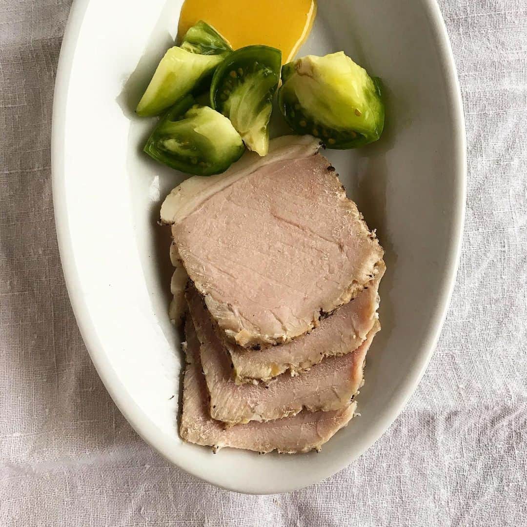 のインスタグラム：「黒こしょうの塩豚。 作っておくと重宝します。 明日からの１週間がとても楽しい。  《 台所はいつもセレンディピティ 》 レシピ&エッセイ連載第14回。 ⭕ 下拵えは黒こしょうと塩をまぶすだけ。 茹でれば出来上がり。 煮汁も再利用しましょう。 野菜たっぷり入れた おまけのスープもおいしいですよ。 ⭕️ 詳しいレシピはこちら。 www.otsuka.co.jp/eql/ の トップページのバナー 《 column 暮らしを彩るワンポイント 》を クリック☝︎。 アーカイブも見やすくなりました。 ⭕️ 「エクエル  福田里香」 ２つのワードを組み合わせて 検索してください。 Facebookでも読めますよ。」