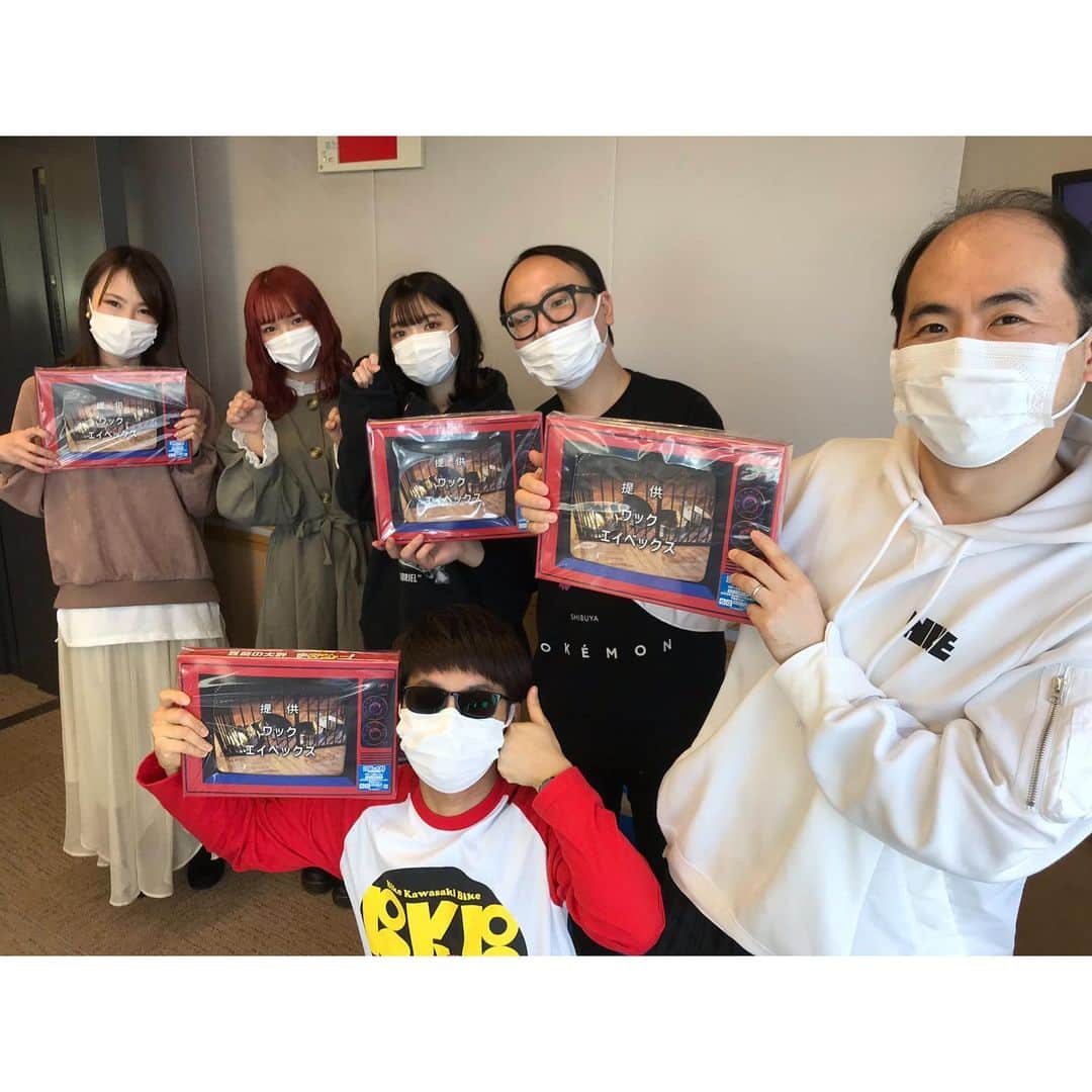 舘谷春香のインスタグラム：「#pepepeラジオ  今日もありがとうございましたー！ 今日のオープニングは大人の男性たちがおにぎり何個食べるかの話で平和だった🍙番組前はバイクさんが4個食べるイメージ🍙  ゲストは豆柴の大群のアイカ・ザ・スパイさんとミユキエンジェルさん👼 1月20日にまめジャー！リリース👼✨ 2人とも元気で楽しかった！ アイカさんはぬいぐるみと喋れるらしい！ 今度トナカイさん連れてきてくれるって約束しました🧸✨  劣等感川柳とハゲアゲソングインフォメーションも盛りだくさんだった⛄️ Twitterにそろそろ雪カツラ聴きたいっていうの見かけてたしかに！と思いました❄️ 来週言ってみよう〜☃️  今週も楽しかった！ 明日はスポスタ聴いてください〜！  #文化放送 #joqr #pepepeラジオ #ペペペラジオ #トレンディエンジェル #bkb #バイク川崎バイク #舘谷春香 #豆柴の大群 #豆粒 #アイカザスパイ #ミユキエンジェル #クロちゃん #水曜日のダウンタウン #まめジャー #まめしば #豆柴 #音楽番組 #ヌイグルミスト」