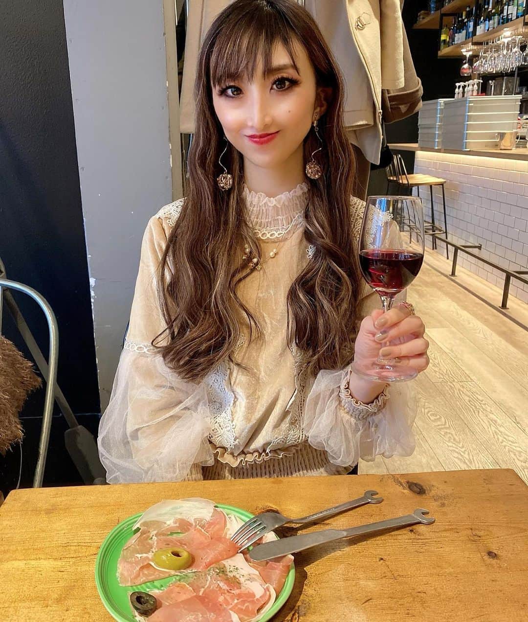 Erenaのインスタグラム：「🧀cheese&beef🐂 チーズ&ビーフのお店🍽😌 どれも美味しかった🌈🥳👍 . #wine#gin#tonic#pizza#fruit#chicken#honey#chocolate#cheese#beef#milkychocolateginandtonic#ワイン#ピザ#チキン#生ハム#赤ワイン#チョコ#蜂蜜#ミルキーチョコジントニック」