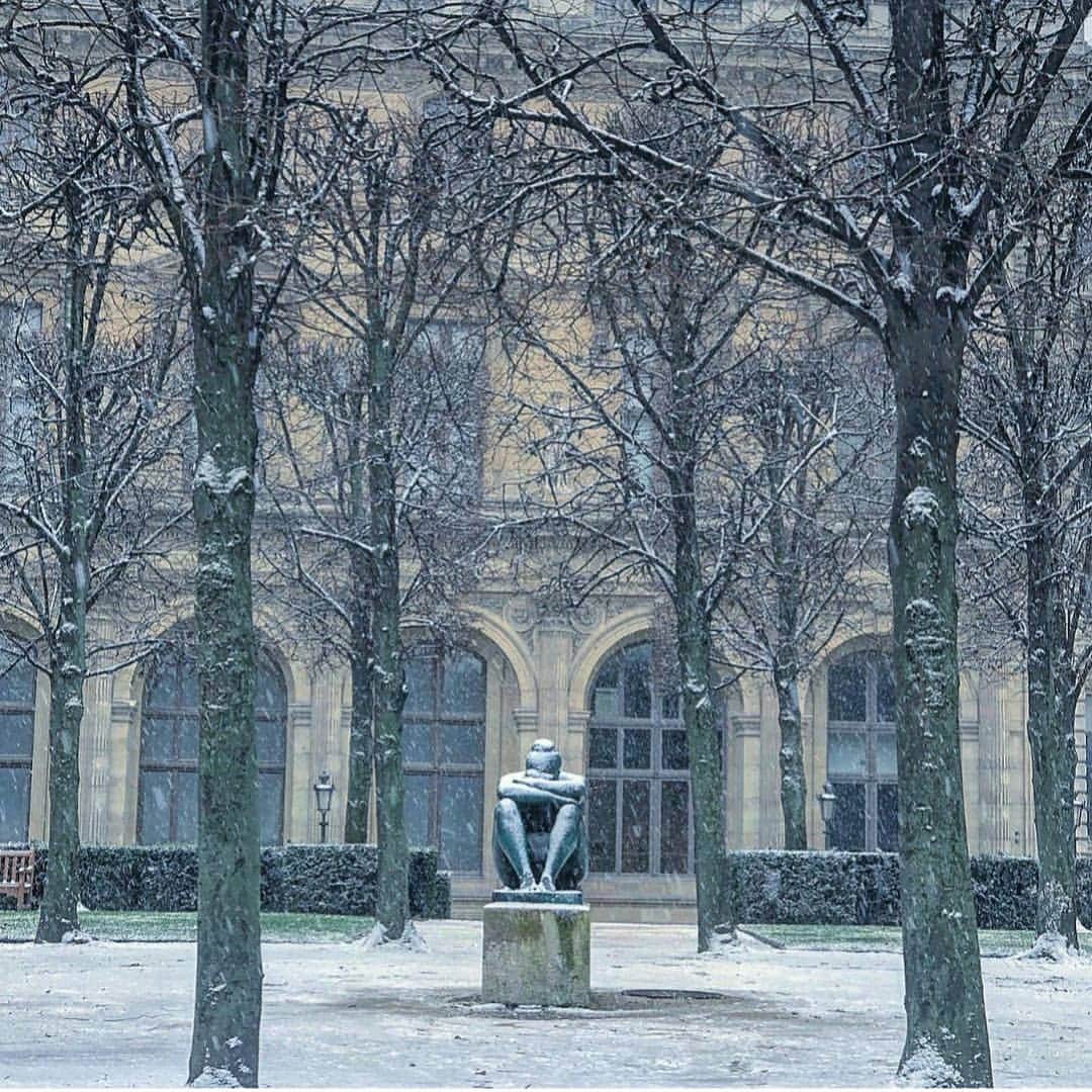 ルーブル美術館のインスタグラム：「. 🇫🇷 Nous vous souhaitons un #BonWeekend avec cette belle image du Louvre prise par @al_exuri sous la neige ! ❄️  - - - - 🌎 We wish you a #GoodWeekend with this nice view of the Louvre taken by @al_exuri under the snow! ❄️ . . . #Louvre #MuséeDuLouvre #LouvreWeather #Hiver #winter #carrouselgarden #jardinducarrousel」