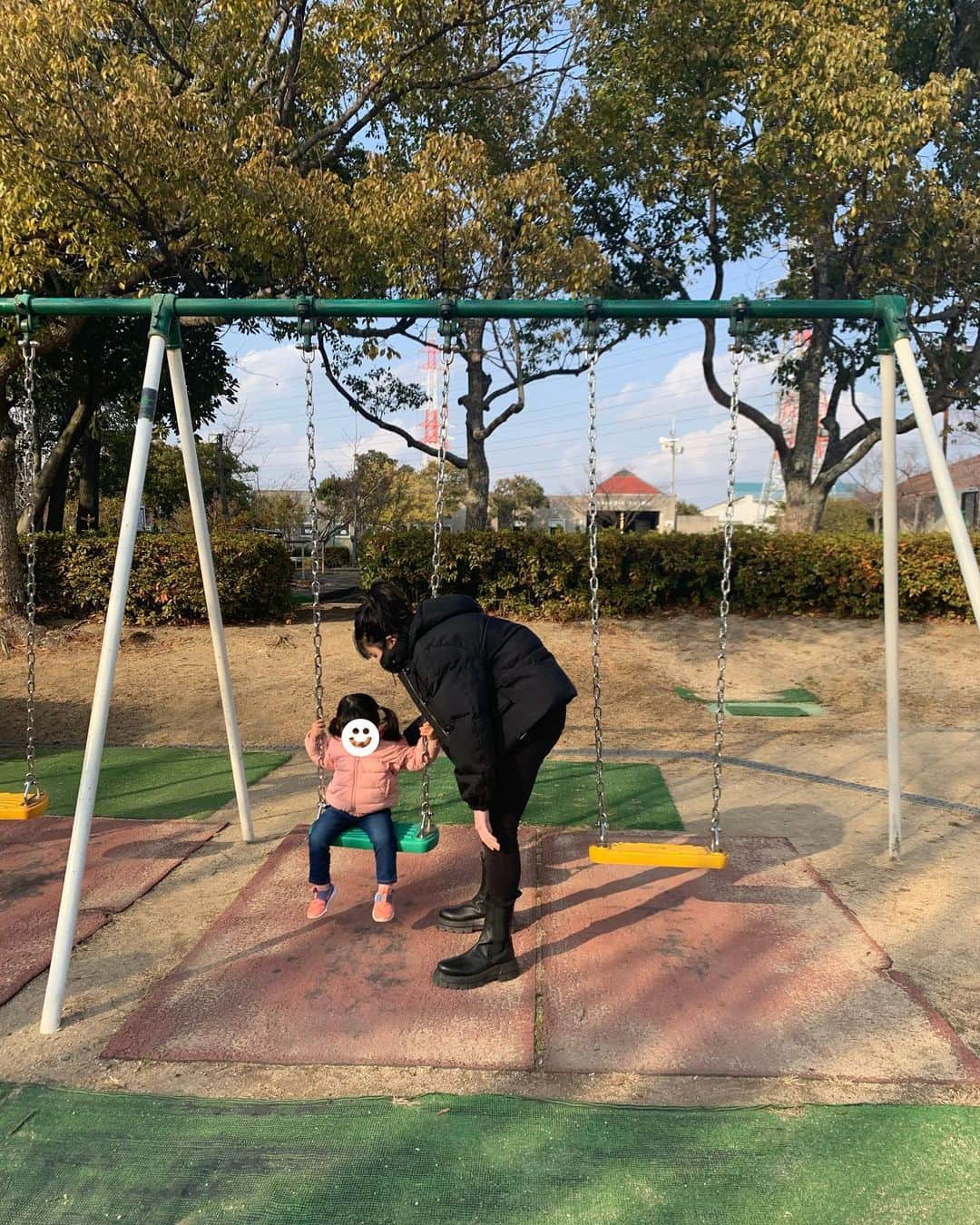 斎藤寛子さんのインスタグラム写真 - (斎藤寛子Instagram)「公園巡りの日☀️  暖かい日、娘達とワンコの散歩兼ねて、公園へ♪  中1のお姉ちゃんがもう背が大きくなって、まるでお母さん😂  今は10歳差が大きく感じるけど、きっと大きくなったら歳の差感じなくなっていって、お互い支え合っていける様になるんだろうな☺️  恋人の話とかできるようになるのかな〜☺️楽しみね！  お母さんも、その時は混ざりたい😂笑  #姉妹　#歳の差姉妹」1月16日 23時58分 - hiroko4life