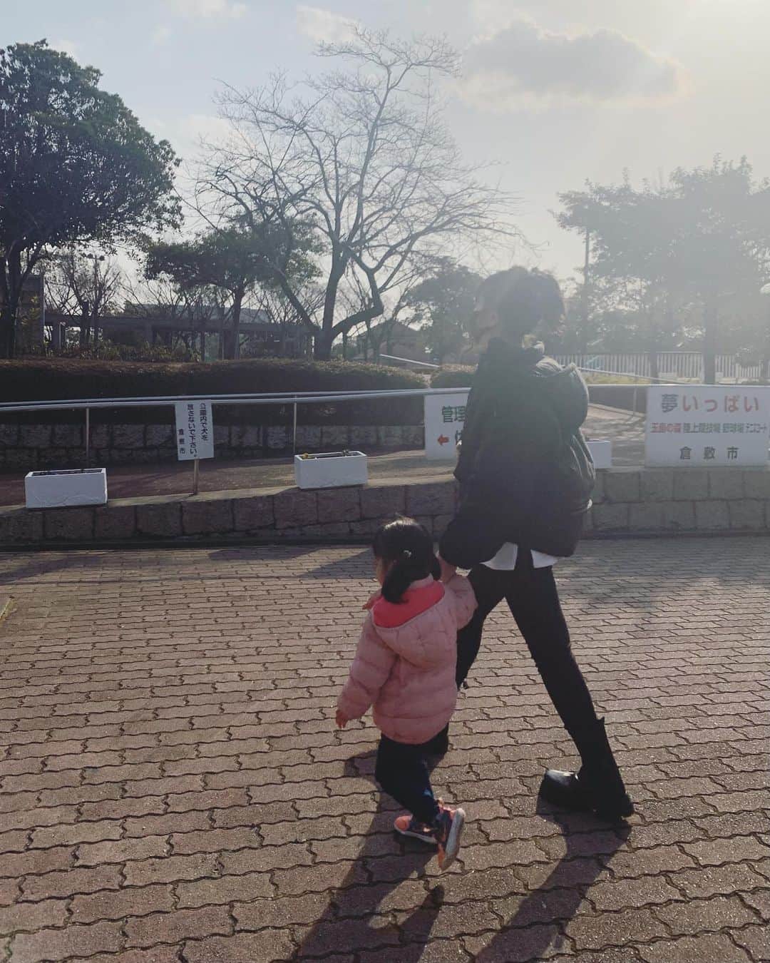 斎藤寛子さんのインスタグラム写真 - (斎藤寛子Instagram)「公園巡りの日☀️  暖かい日、娘達とワンコの散歩兼ねて、公園へ♪  中1のお姉ちゃんがもう背が大きくなって、まるでお母さん😂  今は10歳差が大きく感じるけど、きっと大きくなったら歳の差感じなくなっていって、お互い支え合っていける様になるんだろうな☺️  恋人の話とかできるようになるのかな〜☺️楽しみね！  お母さんも、その時は混ざりたい😂笑  #姉妹　#歳の差姉妹」1月16日 23時58分 - hiroko4life
