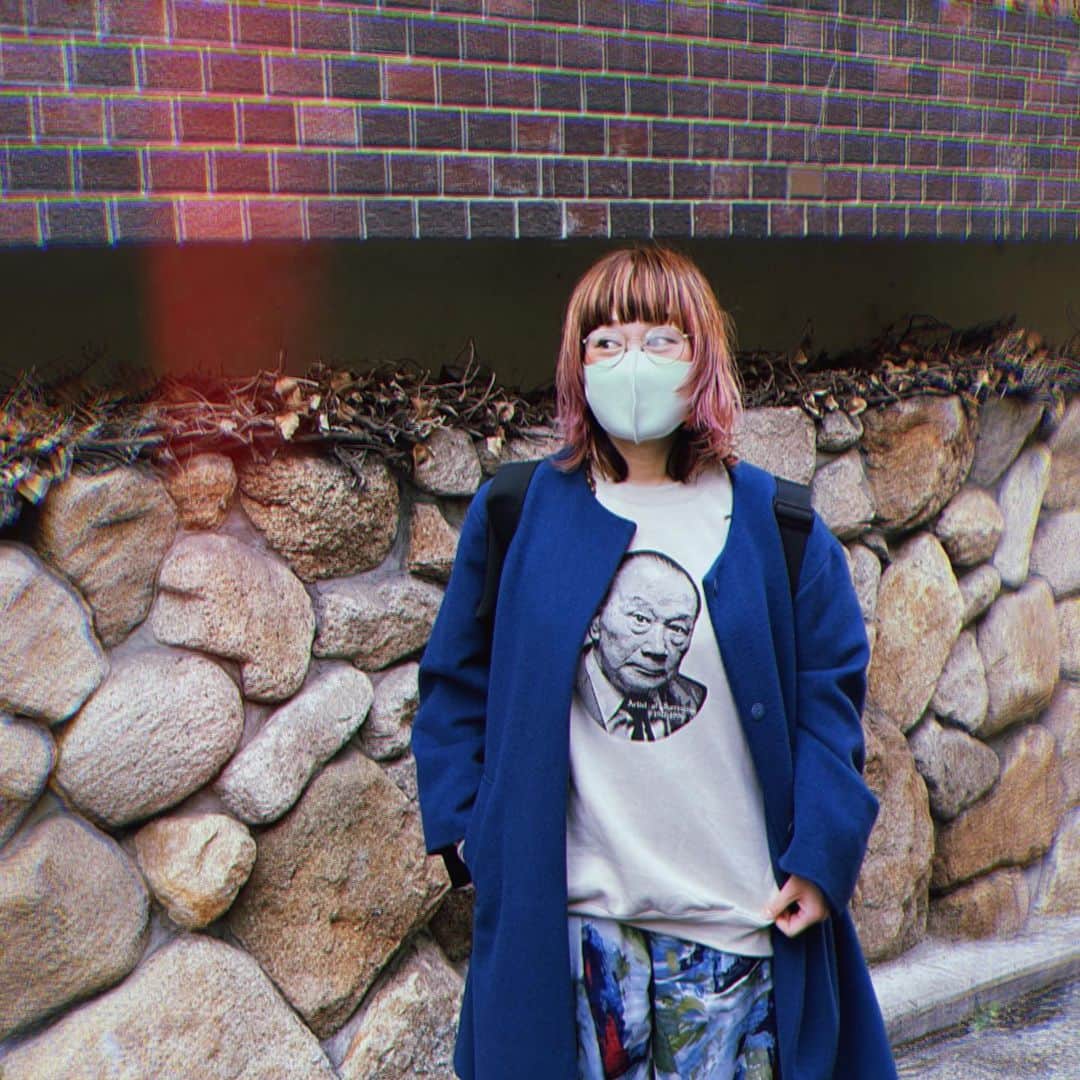 和田美枝のインスタグラム：「タロウのチラ見👀  #岡本太郎　さん #スウェット @ok_yeah.jp  #嬉しさからの鼻息 #メガネも曇る #顔認証されるやつ」