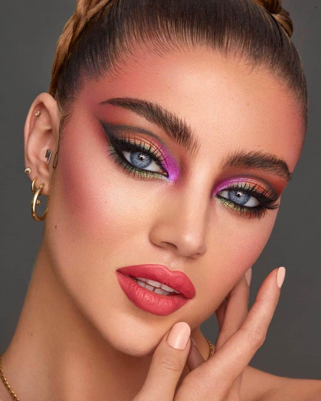 パット・マグラスさんのインスタグラム写真 - (パット・マグラスInstagram)「MEGA MAGNIFICENCE ⚡⚡⚡ Create an entire GALAXY of GLAMOROUS eye looks like the DIVINE @nikki_makeup using the MTHRSHP MEGA: Celestial Divinity Eye Palette, starring 18 sublime shades and interstellar finishes ⚡⚡⚡ Shop NOW at PATMcGRATH.COM⁣ ⁣ #PMGHowTo⁣ FACE⁣ — Prep the skin using Sublime Perfection Primer with fingertips⁣ — Buff Sublime Perfection Foundation into the skin using the Sublime Perfection Foundation Brush⁣ — layer Sublime Perfection Concealer along the high points of the face or over any imperfections using the Sublime Perfection Concealer Brush⁣ — Set under the eyes with the Under-Eye Blurring powder⁣ — Set the rest of the face with Sublime Perfection Setting Powder using the Sublime Perfection Powder Brush⁣ — Highlight the high points of the face with Skin Fetish Highlighter + Balm Duo using fingertips ⁣ ⁣ EYES⁣ — Use a fluffy brush to add definition along the inner socket & outer corner with ‘MAJOR MAHOGANY’ eye shadow⁣ — Define the crease & create a wing shape using PermaGel Ultra Glide Eye Pencil in ’XTREME BLACK’ ⁣ — Use an angled brush to apply ‘DRAGONFLY’ eye shadow on top of the pencil⁣ — Emphasize the inner corner & socket with ‘FUCHSIA SHOCK’ shadow on a blending brush⁣ — Apply ‘GALACTIC GOLD’ eye shadow all over the lid⁣ — Line the lash line with Perma Precision Liquid Eyeliner & extend into a wing⁣ — Highlight the brow bone with ‘GALACTIC GOLD’ eye shadow ⁣ — Tightline the upper & lower waterline with PermaGel Ultra Glide Eye Pencil in ’XTREME BLACK’ ⁣ — Blend ‘DRAGONFLY’ eye shadow along the lower lash line with a small detail brush⁣ — Apply Dark Star Mascara & false lashes⁣ ⁣ LIPS⁣ — Use a finger to press ‘AMOUR’ MatteTrance Lipstick into the lips ⁣ — Perfect the shape of the lips using ‘AMOUR’ MatteTrance Lipstick on a lip brush」1月16日 23時59分 - patmcgrathreal