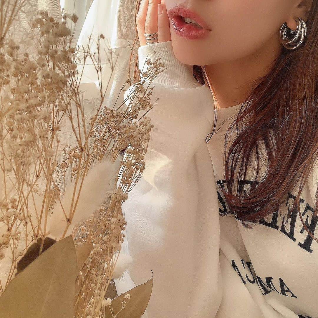 nyaachanのインスタグラム：「* アクセサリーお気に入り❤️ @select.apricot  リップは全色揃える勢いで持ってるBIDOLのわがままplumと無敵テラコッタの重ね付け💄✨ マスクしてるとなかなかリップつけへんけど…やっぱり好きな色つけたらテンションあがる☺️ どっちもトップのlink treeの中にある楽天ルームに載せときました🙌 マスクにつきにくいリップとか、最近買ったアイシャドウとか、メイク用品紹介していけたらなぁと思ってますのでちょこちょこ楽天roomチェックしてみてください☺️💓 * * #ビーアイドル#リップ新色#コスメ好きさんと繋がりたい#コスメ#コスメ紹介#リップ#リップ紹介#bidol#コスメオタク#メイク#メイク好き#テラコッタメイク#ブラウンメイク#つやぷるリップ#アクセサリー#シルバーアクセサリー#大ぶりピアス#大ぶりイヤリング」