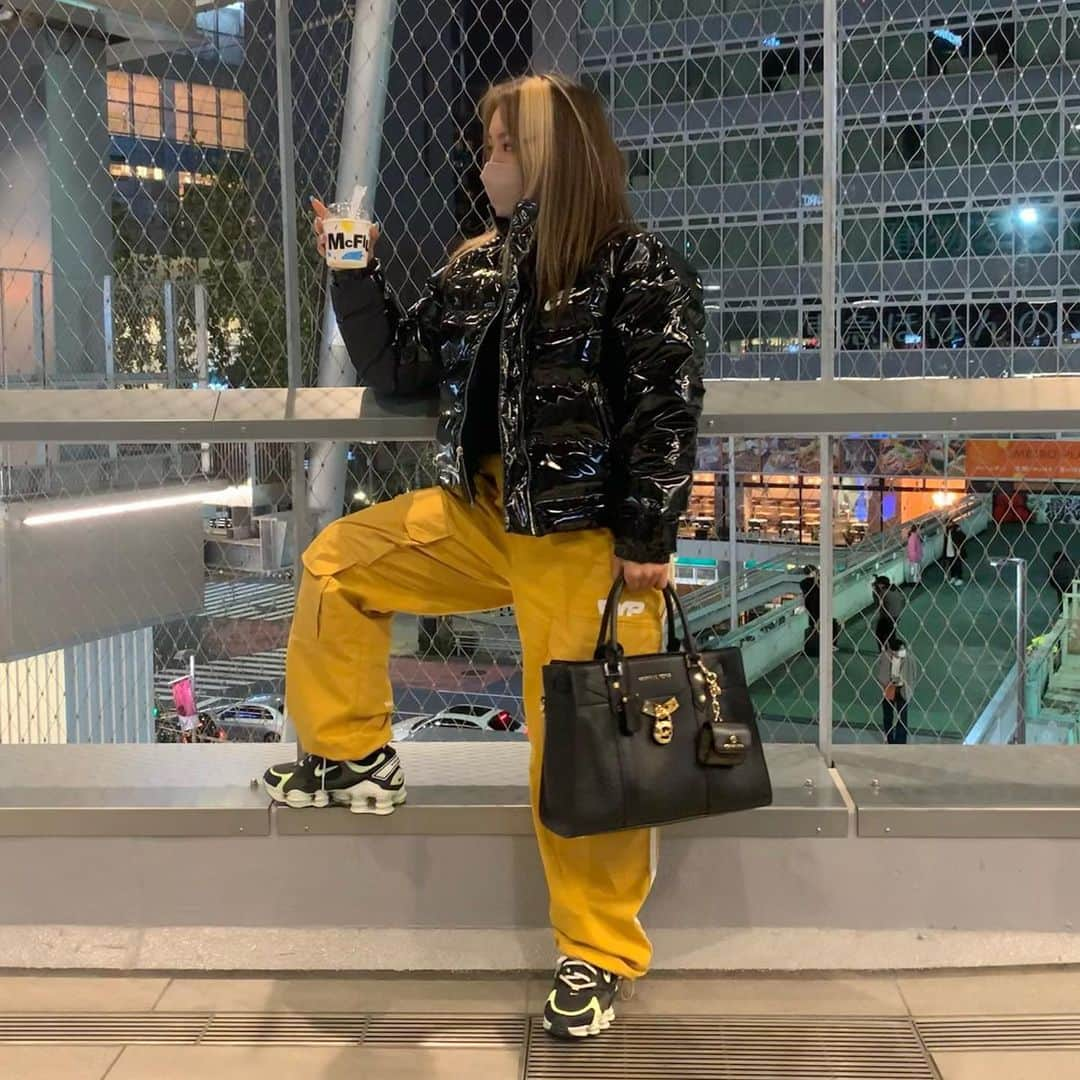 RIEHATAさんのインスタグラム写真 - (RIEHATAInstagram)「ootd check✅  jacket: @niketokyo  pants: @fyp_tw  bag: @michaelkors  shoes: @niketokyo SHOX mask: @officialrht」1月16日 23時56分 - riehata