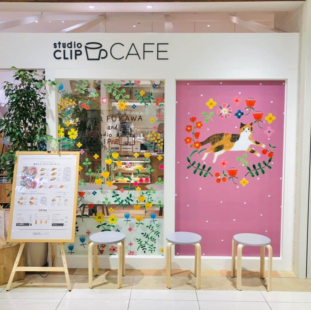 布川愛子のインスタグラム：「studio CLIP cafeのウィンドウにもイラストを使っていただきました！とても嬉しいです😂💕💕 武蔵小杉店 @studioclip_musashikosugi 、ゆめタウン広島店 @studioclip_yumehiroshima 、ゆめタウン光の森(熊本県) @studioclip_hikarinomori の3店舗です🏠🌳🐈 今回は予備校時代からの仲良し友人とのお仕事で、絵描き人生への最高のご褒美だ😻🙌と喜びながらの制作でした🌈最高😇💕どうもありがとう！！(写真もありがとう！) グッズはstudio CLIPさんのオンラインでも販売中です。どうぞよろしくお願いします🥰　#aikofukawa #aikofukawa_illustration #布川愛子」