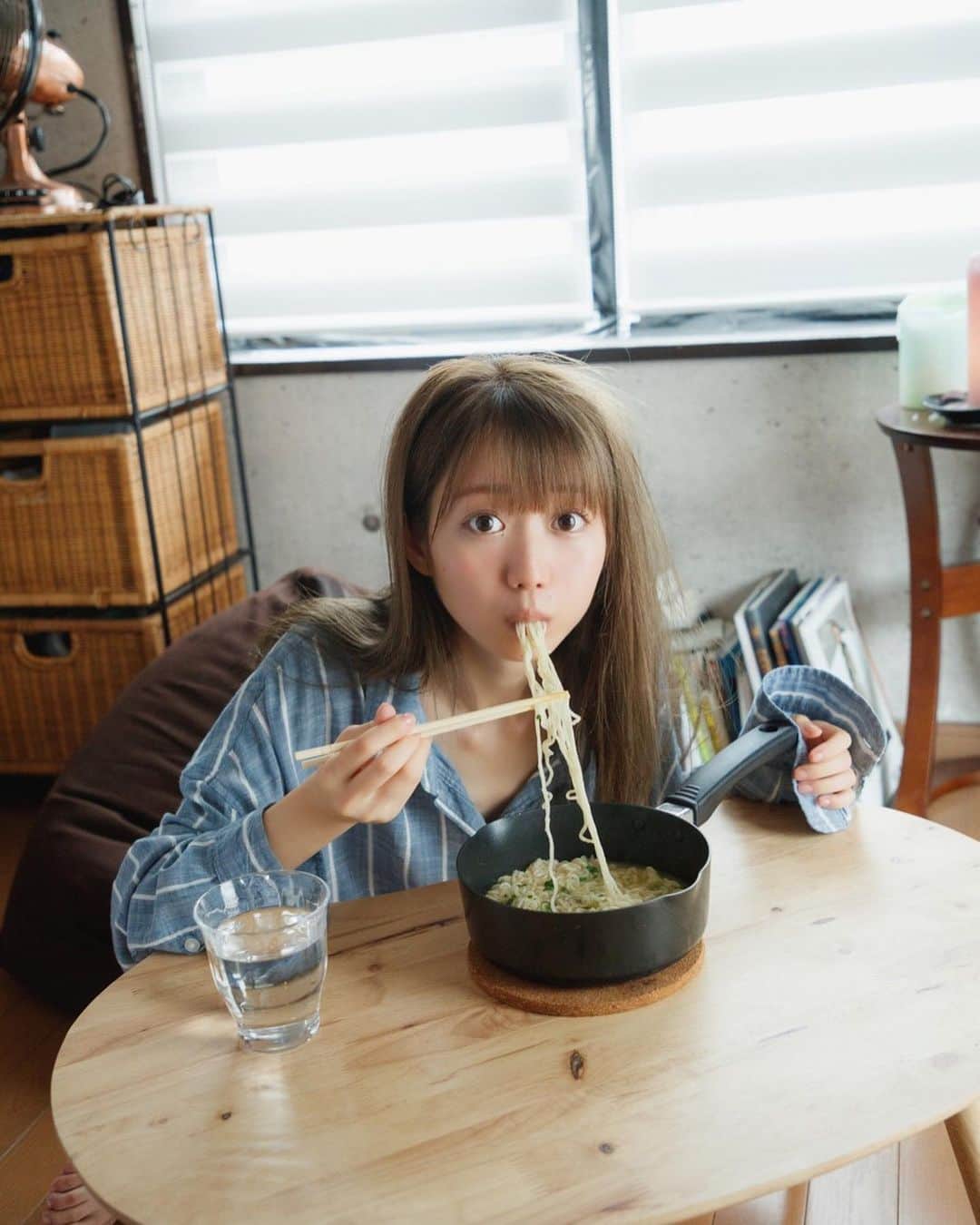 大谷映美里さんのインスタグラム写真 - (大谷映美里Instagram)「夢のようで本当のお知らせです。 武道館公演で皆さんにやっと報告できました！ ㅤㅤㅤㅤㅤㅤㅤㅤㅤㅤㅤㅤㅤ 大谷映美里1st写真集「好きな人」 私の23歳の誕生日、2021年の3月15日に 集英社さんより発売が決定致しました🌸 ㅤㅤㅤㅤㅤㅤㅤㅤㅤㅤㅤㅤㅤ 嬉しい…………！！！！！！ すでに沢山のお言葉、本当にありがとうございます。 読みながら幸せ噛み締めてる〜。 ㅤㅤㅤㅤㅤㅤㅤㅤㅤㅤㅤㅤㅤ メンバーのみんなにも言えてなくて、ずっと言いたくて☺️ 大好きなメンバーと大好きなみなさんに 自分の口からお伝えできて、とっても幸せでした。 ㅤㅤㅤㅤㅤㅤㅤㅤㅤㅤㅤㅤㅤ このタイトルの「好きな人」というのは、 指原さんが名付けて下さいました。すっごくお気に入り🌸 ㅤㅤㅤㅤㅤㅤㅤㅤㅤㅤㅤㅤㅤ 皆さんの近くに居られる写真集になったらいいな。と思いながら撮影してきましたので、楽しみにしていてほしいな。 このタイトルのように想っていただけたら嬉しいなぁ、って🌸 ㅤㅤㅤㅤㅤㅤㅤㅤㅤㅤㅤㅤㅤ あのね、先ほど情報解禁されたのですが… ミニフォトブックもあるんです。 初回限定特典でついてくるんだよ、、、！✨ メイクのことや、季節の私服コーデ、大好きなものについて♡ そして指原さんとのスペシャル対談…（‼︎） スペシャルすぎるので私も発売日までどきどきです。  本当に幸せ者だと思います☺️ みんな楽しみって思ってくれるかな、私はすっごく楽しみ🌸 3月15日発売の1st写真集、どうぞよろしくお願いします！ ㅤㅤㅤㅤㅤㅤㅤㅤㅤㅤㅤㅤㅤ #大谷映美里1st写真集 #好きな人 #写真集」1月17日 0時07分 - otani_emiri